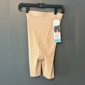 ASSETS SPANX Mid-Thigh Shaping Shorts Seamless Nude High-Waist. Medium. NWT.